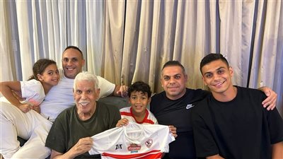 يا تيشرت العمر.. عائلة حسن شحاتة تحتفل بتأهل الزمالك لنهائي السوبر