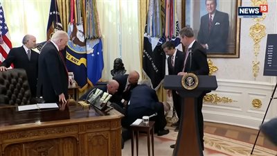 سقوط مسؤول بشركة أدوية مغشيًا عليه خلال مؤتمر ترامب في المكتب البيضاوي