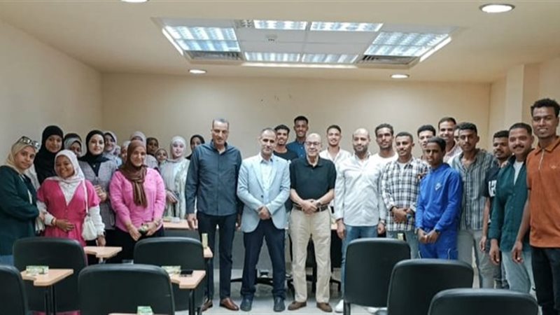 طلاب معهد السياحة