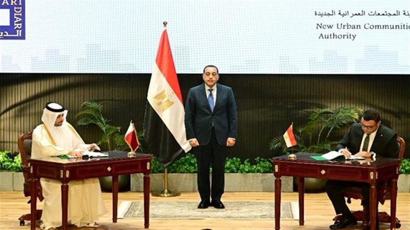 جانب من التوقيع