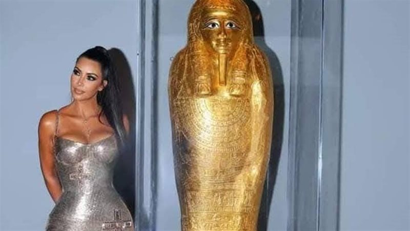 صورة كيم بجانب التابوت