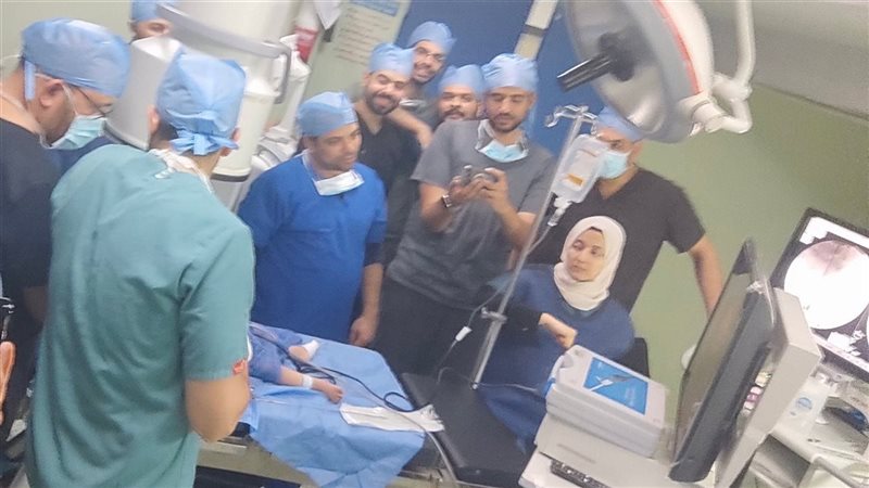 فريق طبي يستخرج دبوسا