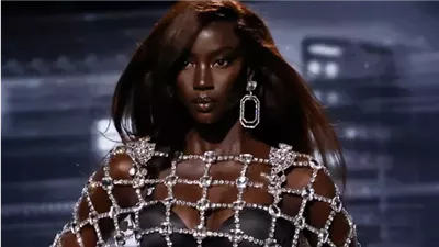 أنوك ياي تتوج بلقب عارضة أزياء العام 2025 في جوائز الموضة بلندن