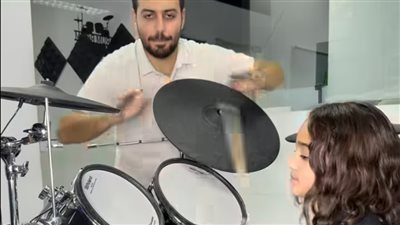 باتريك عبده.. أحد صانعي نجوم العزف على آلة 