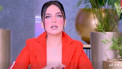 ياسمين عز: «الحتة اللي طالعة زي ديل الكتكوت دي تقصيف.. ومفيش بروتين هيعالجها»