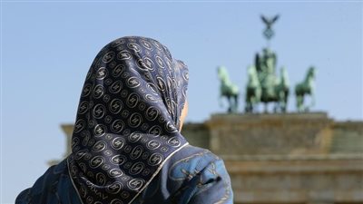 هل يجوز ظهور المرأة بشعرها أمام زوج أختها؟… الإفتاء توضح