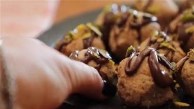 طريقة عمل كرات التفاح بالبسكويت الصحية.. حلوى لذيذة بدون ذنب 