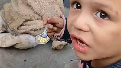 الأمن يفحص فيديو لسيدة تركت 3 أطفال بأحد الشوارع وتختفي بتوك توك في الزقازيق 