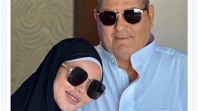 محمد الخشن وزوجته الإعلامية أسما إبراهيم يؤديان مناسك العمرة