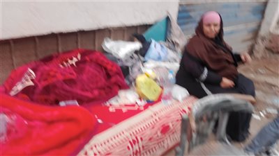 مأساة إنسانية في بنها.. أسرة تنام بالشارع بعد حريق منزلهم 