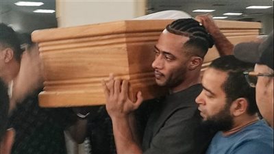 يسرا تعزي محمد رمضان في وفاة والده: ربنا يصبرك على فراقه  