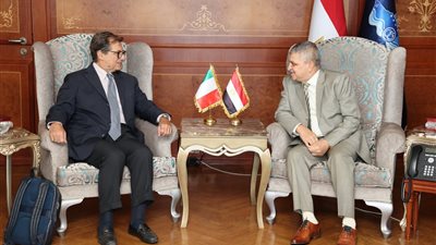 رئيس قناة السويس يبحث سبل التعاون مع المبعوث الإيطالي لمشروع الممر الاقتصادي