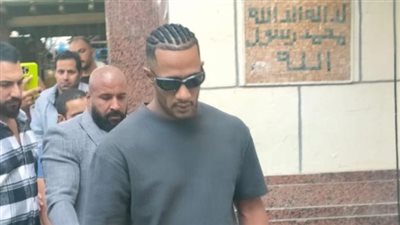 ودعه بالدموع.. انتهاء صلاة الجنازة على والد الفنان محمد رمضان 