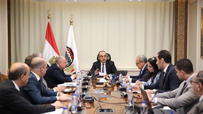 وزير قطاع الأعمال العام يجتمع بالرؤساء التنفيذيين لمتابعة تطبيق نظام 