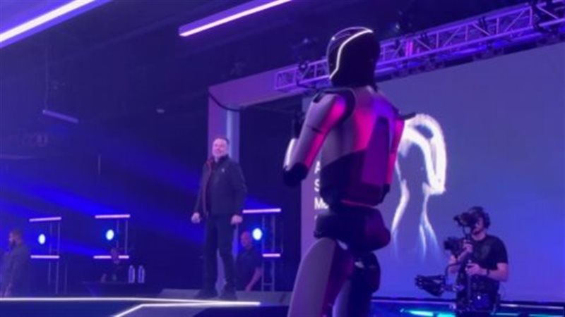 ماسك يرقص مع الروبوت