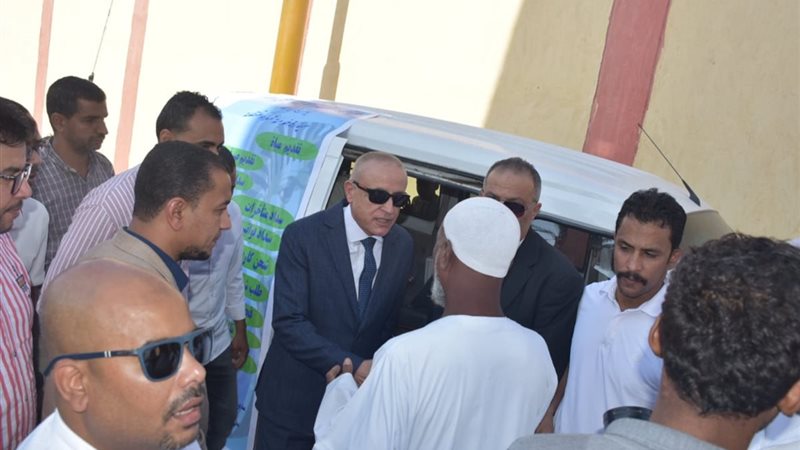 مواطن يستوقف محافظ