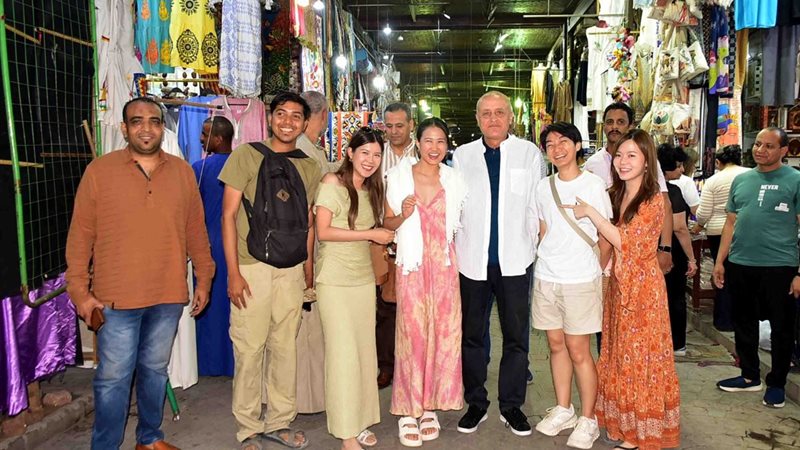 سياح يلتقطون الصور