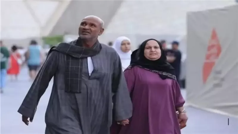 رجل وامرأة بالزي