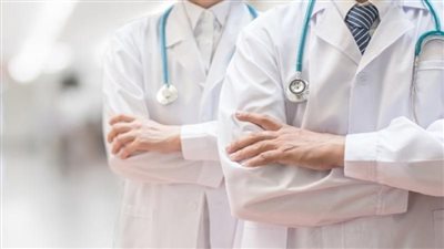 عضو بالأطباء سابقًا: التكليف حسب الاحتياج يحرم أطباء من حقهم القانوني|خاص