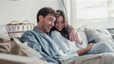 فن المواساة.. 5 طرق بسيطة لتخفيف حزن شريكك وتعزيز التواصل بينكما 	