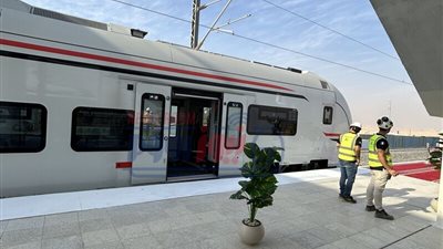 بالصور.. كواليس تشغيل أول قطار سريع إقليمي في مصر| خاص