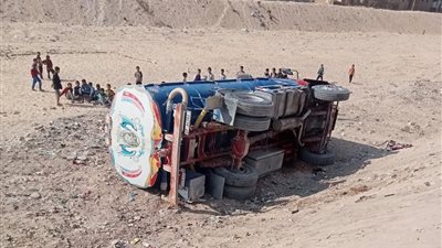 العناية الإلهية تُنقذ سائقًا من كارثة انقلاب سيارة نقل مواد بترولية بالصف