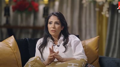 منى ذكي تكشف جانبها العفوي في المصيف: أم تقليدية جدًا ولعب الطاولة لا يفارقني