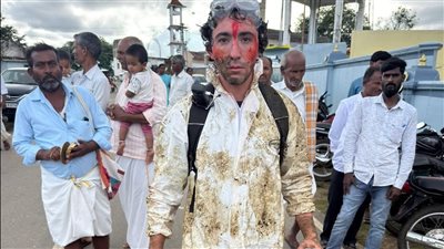 السباحة في البراز.. تهديدات ليوتيوبر أمريكي بعد السخرية من الثقافة الهندية