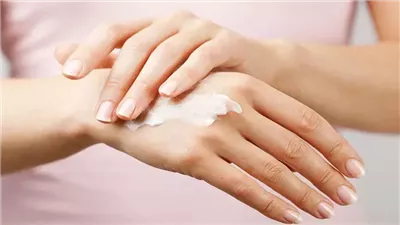 تبييض اليدين بطرق طبيعية.. أسرار العناية ببشرتك في البيت  