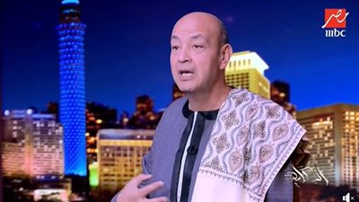 بالفيديو والصور.. اللقطات الأولى لدخول عمرو أديب استديو الحكاية بالجلابية