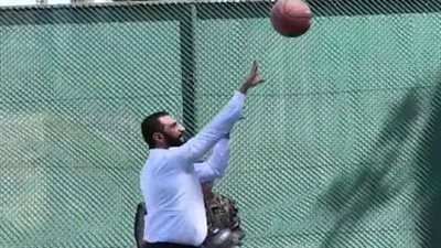 قبل لقاء ترامب.. الشرع يلعب كرة السلة مع قائد القيادة المركزية الأمريكية