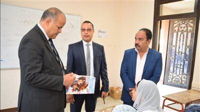 وكيل «تعليم بورسعيد» يتفقد مجمع الشهداء بالمناصرة ويشيد بجهود إداراته
