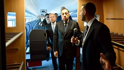 رئيس الوزراء يعطي إشارة بدء التشغيل التجريبي للخط الأول للقطار الكهربائي