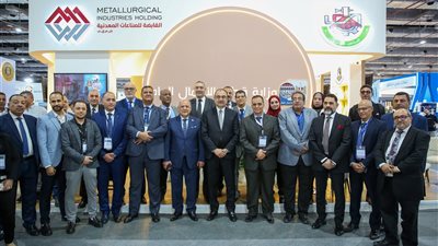 وزير قطاع الأعمال العام يتفقد جناحي الوزارة في معرض الصناعة والنقل الذكي