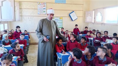 مؤكدا على الالتزام بالمناهج.. رئيس منطقة السويس الأزهرية يتابع انتظام الدراسة