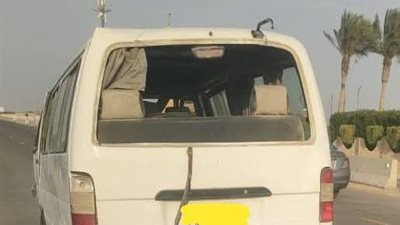 إصابة 3 أشخاص في حادث انقلاب سيارة ميكروباص بطريق السخنة بالسويس 