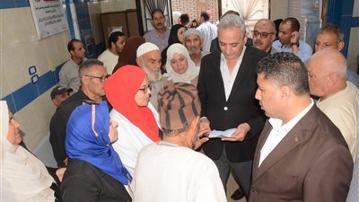 جولة مفاجئة لمحافظ الغربية بمستشفى قطور المركزي وعيادة التأمين الصحي