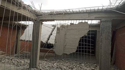 إزالة سقف مخالف بالدور السابع في دمنهور ضمن حملة التصدي للبناء المخالف