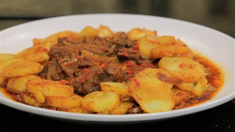 صينية بطاطس باللحمة