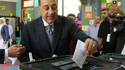 في لجنته بالشيخ زايد: رئيس الوزراء يُدلي بصوته في انتخابات مجلس النواب 2025