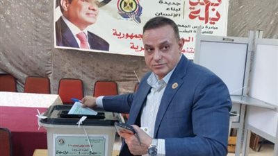 مرشح القائمة الوطنية بسوهاج يدلي بصوته في انتخابات النواب ويوجه رسالة|صور