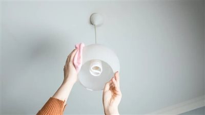 هكذا تحافظين على لمعان إضاءة السقف بدون تعريض نفسك للخطر 	