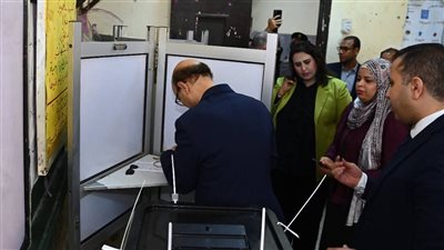 رئيس جامعة أسيوط يدلي بصوته في انتخابات مجلس النواب.. ويؤكد: المشاركة واجب 