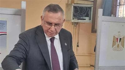 انتخابات النواب.. عبد السند يمامة يدلي بصوته في لجنة مدرسة بدر بالدقي 