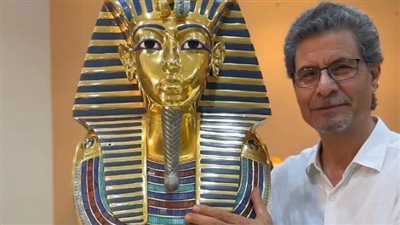 بـ1.6 مليون جنيه.. فنان مصري يعرض مستنسخًا لقناع توت عنخ آمون للبيع 