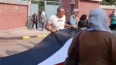 بعلم طوله 40 مترًا.. أهالي الإسكندرية يحتفلون بالمشاركة في انتخابات البرلمان