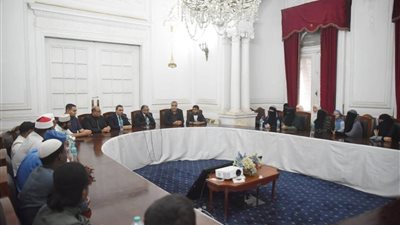 الأعلى للشئون الإسلامية يناقش: «الفضاء الإلكتروني ما له وما عليه» مع الوافدين