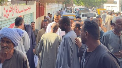 مشهد صعيدي أصيل.. مرشح العدل حسين هريدي يدلي بصوته بالجلابية في البراهمة