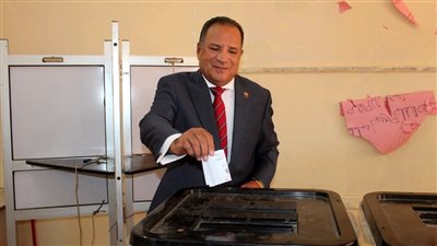 أمين عام حزب الشعب الجمهوري يدلي بصوته في انتخابات النواب بالعياط