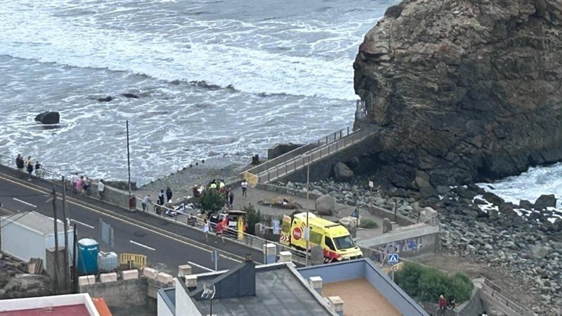 أمواج عاتية تضرب